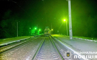 На Київщині під колеса локомотива потрапила жінка